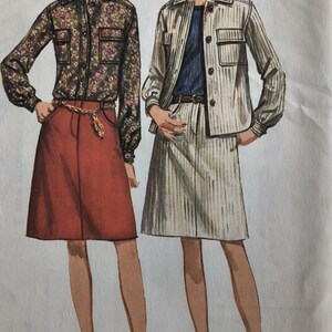 Pode incluir: Ilustração de moda vintage com duas mulheres em trajes no estilo dos anos 60. Uma usa uma camisa com estampa floral e uma saia vermelha, a outra uma jaqueta e saia listradas. Ambas as roupas incluem camisas com gola e saias na altura do joelho.