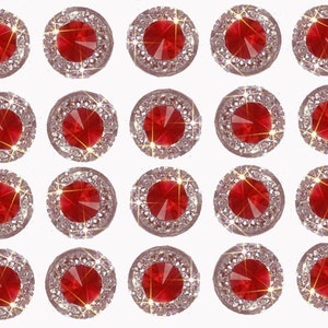 Puede incluir: Veinte adornos de strass rojo con un halo de cristal transparente. Cada strass est&aacute; engastado en una base redonda plateada.