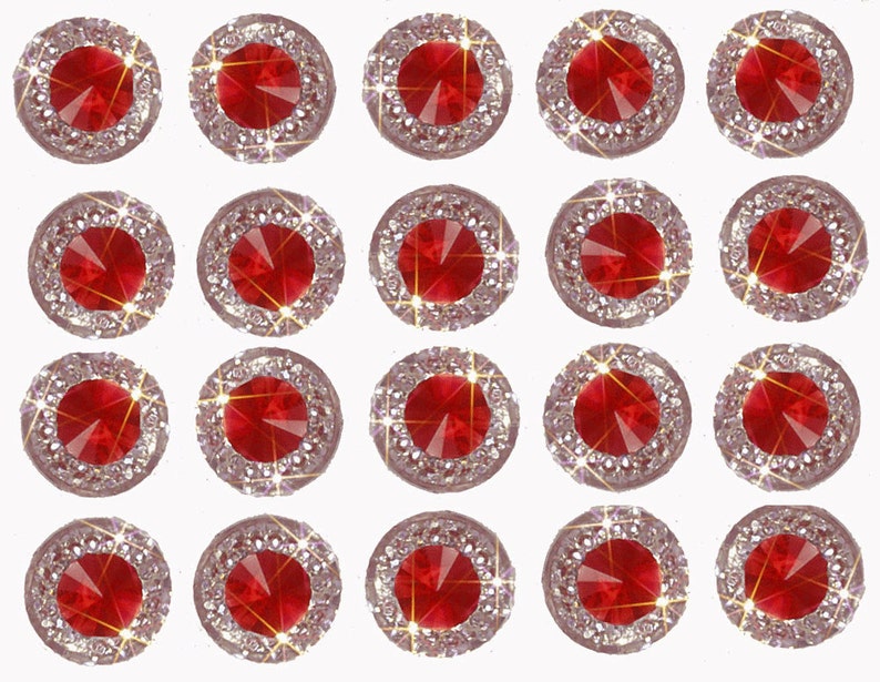 Puede incluir: Veinte adornos de strass rojo con un halo de cristal transparente. Cada strass est&aacute; engastado en una base redonda plateada.