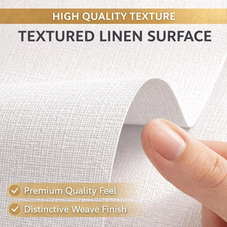 Op de afbeelding: Een wit materiaal met een gestructureerd linnen oppervlak. De tekst luidt HIGH QUALITY TEXTURE, TEXTURED LINEN SURFACE, Premium Quality Feel en Distinctive Weave Finish. Het materiaal is gevouwen om het weefsel te tonen.