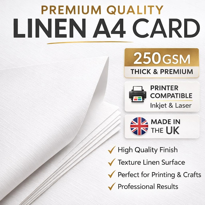 Op de afbeelding: Een stapel wit A4-linnenkarton met een gestructureerd oppervlak. De tekst luidt: PREMIUM QUALITY LINEN A4 CARD, 250GSM THICK & PREMIUM, PRINTER COMPATIBLE Inkjet & Laser, MADE IN THE UK, High Quality Finish, Texture Linen Surface, Printing & Crafts.