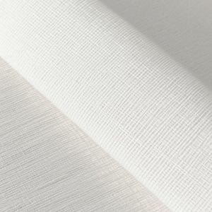 Op de afbeelding: Een rol witte stof met een duidelijke kruislings gearceerde textuur. Het materiaal vertoont een rasterachtig patroon van fijne, elkaar kruisende lijnen die een subtiel, verhoogd oppervlakte-effect cre&euml;ren over het gehele witte oppervlak.