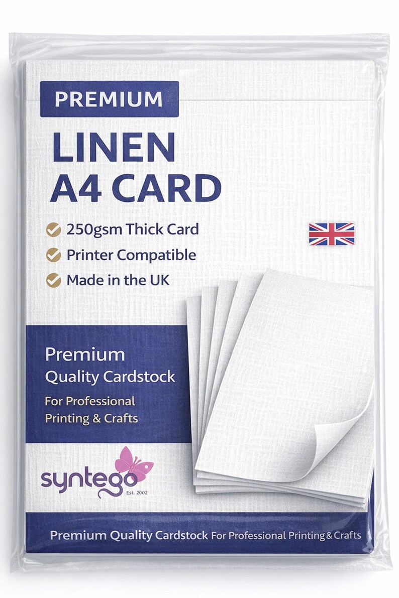 Op de afbeelding: Een pak wit A4-linnenkarton in een doorzichtige plastic verpakking. Het etiket bevat de tekst PREMIUM LINEN A4 CARD, 250gsm Thick Card, Printer Compatible, Made in the UK, Premium Quality Cardstock For Professional Printing & Crafts en syntego.