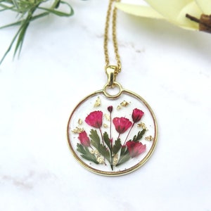 Halsband med guldfärgad ram och rödpressade blommor