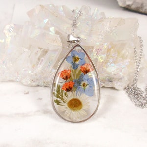 Halsband med pressade blommor - Smycken i harts - Förgätmigej-ej-halsband