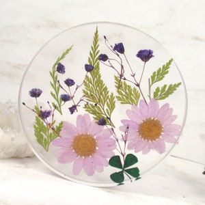 Posavasos de resina con flores reales: Decoración del hogar con trébol de la suerte
