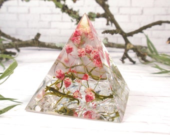 How to Cast a Dried Flower in an epoxy resin Pyramid – The Epoxy