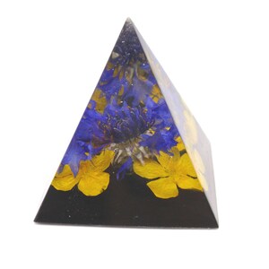 Real flower home decor pyramid, Resin pyramid paperweinght, housewarming gift