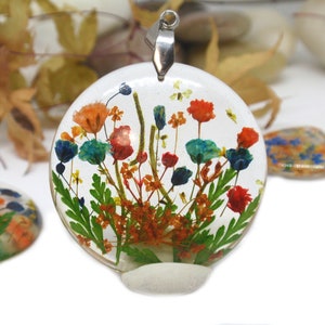 Floral resin necklace with pressed wildflowers - Botanical jewelry - Gift for women