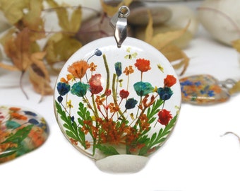 Floral resin necklace with pressed wildflowers - Botanical jewelry - Gift for women