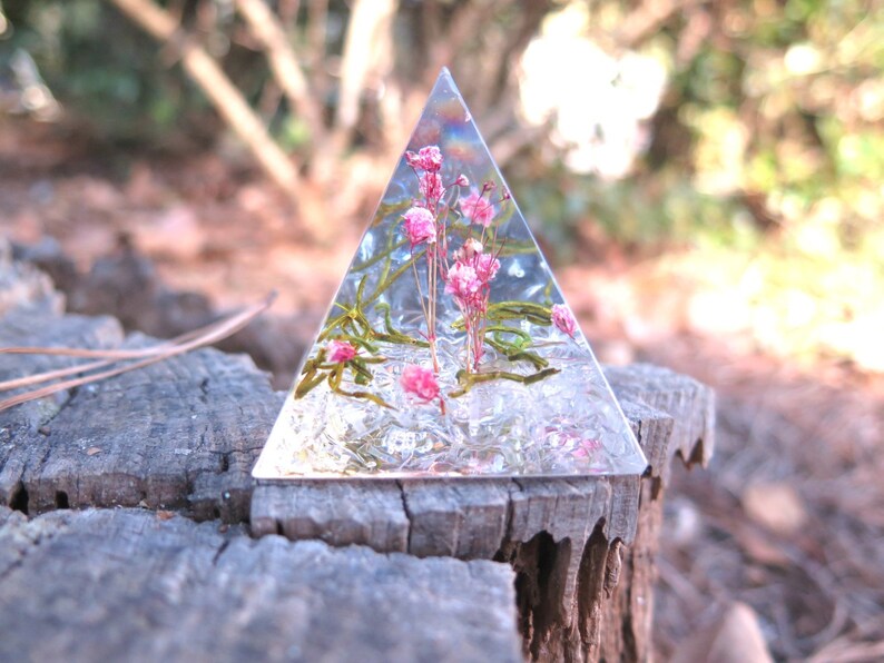 Resin pyramid real flowers arrangement house decor