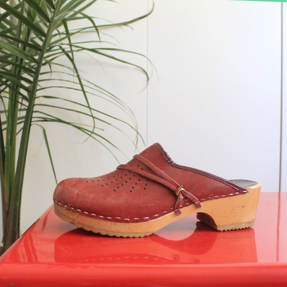 burgundy clogs