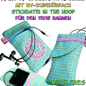 Könnte beinhalten: Drei Handyhüllen mit türkisfarbenen und rosa Punkten, einem Sterndesign und dem Text "HANDY/CAMERATASCHEN". Eine Hülle hat einen Reißverschluss, eine andere ein rosa Gummiband. Ein Telefon und Kopfhörer sind mit den Hüllen verbunden.