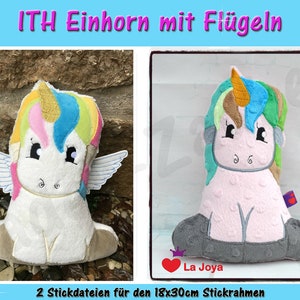 Puede incluir: Un unicornio de peluche con una melena arco&iacute;ris y un cuerno dorado. El unicornio tiene alas blancas y est&aacute; sentado. El texto "ITH Einhorn mit Fl&uuml;geln" est&aacute; en la parte superior. El texto "2 Stickdateien f&uuml;r den 18x30cm Stickrahmen" est&aacute; en la parte inferior.