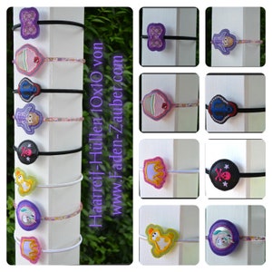 Puede incluir: Una colecci&oacute;n de coloridas gomas para el pelo con varios dise&ntilde;os bordados, incluyendo una mariposa, una magdalena, un coche, una mu&ntilde;eca, una calavera, un pato, una corona y un personaje de dibujos animados. Las gomas se muestran en una columna blanca.