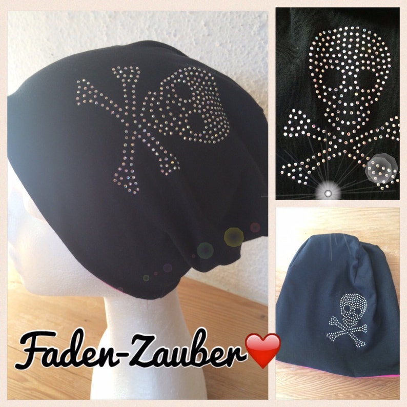 Puede incluir: Gorro negro con un dise&ntilde;o de calavera y huesos cruzados de strass. El gorro est&aacute; en una cabeza de maniqu&iacute; blanca. El texto "Faden-Zauber" es visible en la imagen.