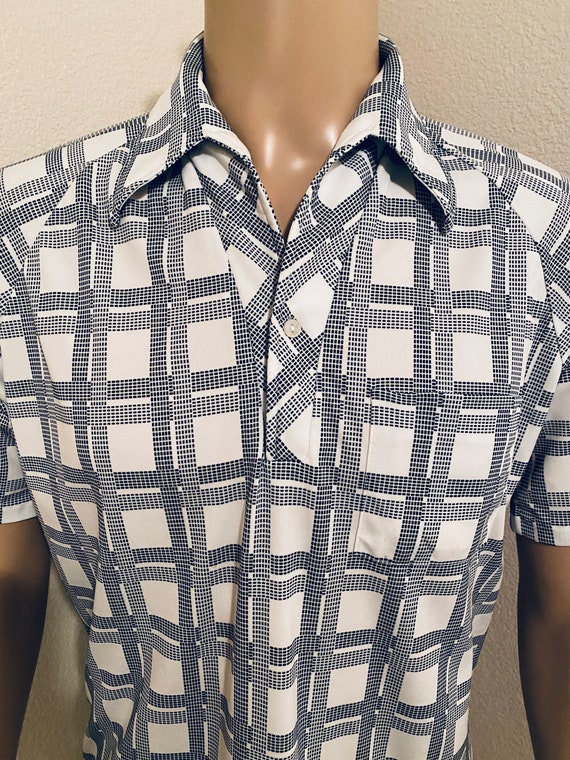 NICE Vintage Mens Short Sleeved Shirt Made In USA… - image 4