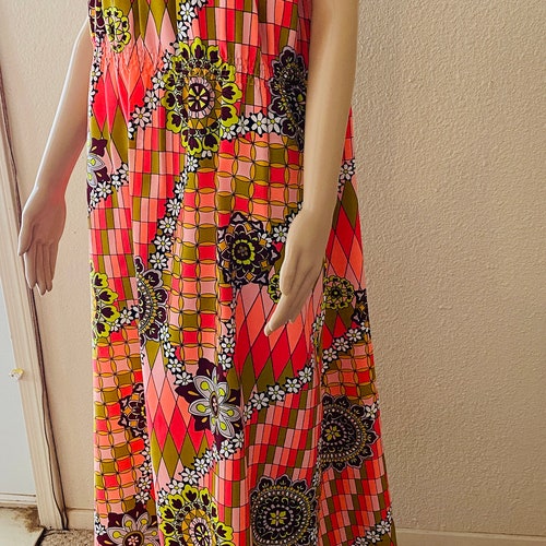 BEAUTIFUL Vintage shops 1960's Dress Made In Vancouver, Canada By 'Marjorie Hamilton' - Fantastically Lovely Print!!