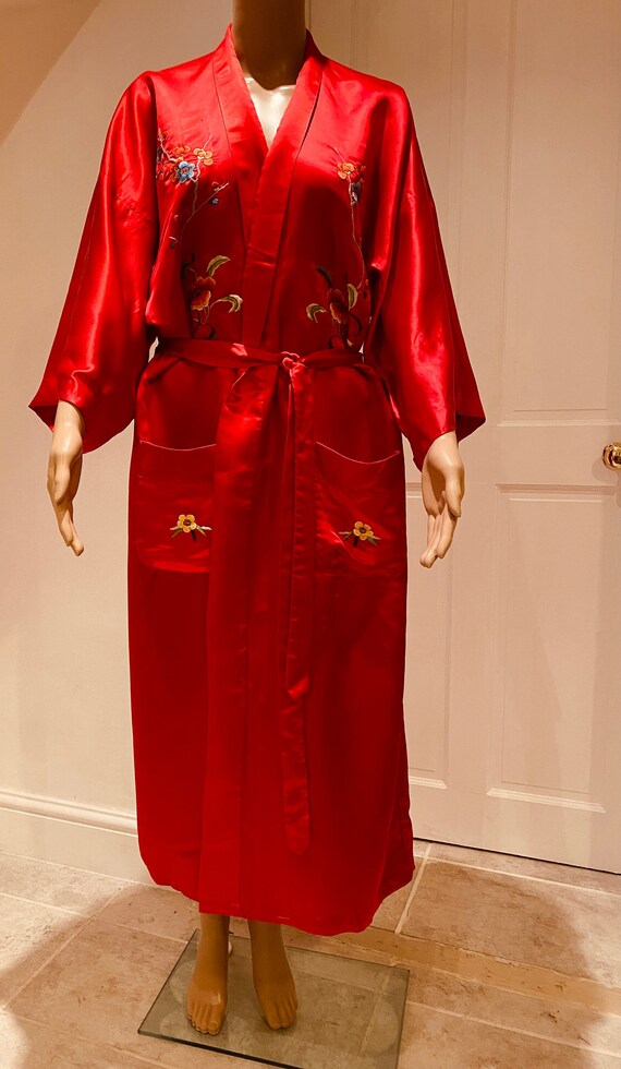 BEAUTIFUL Vintage Chinese Red Silk Robe Made In C… - image 2