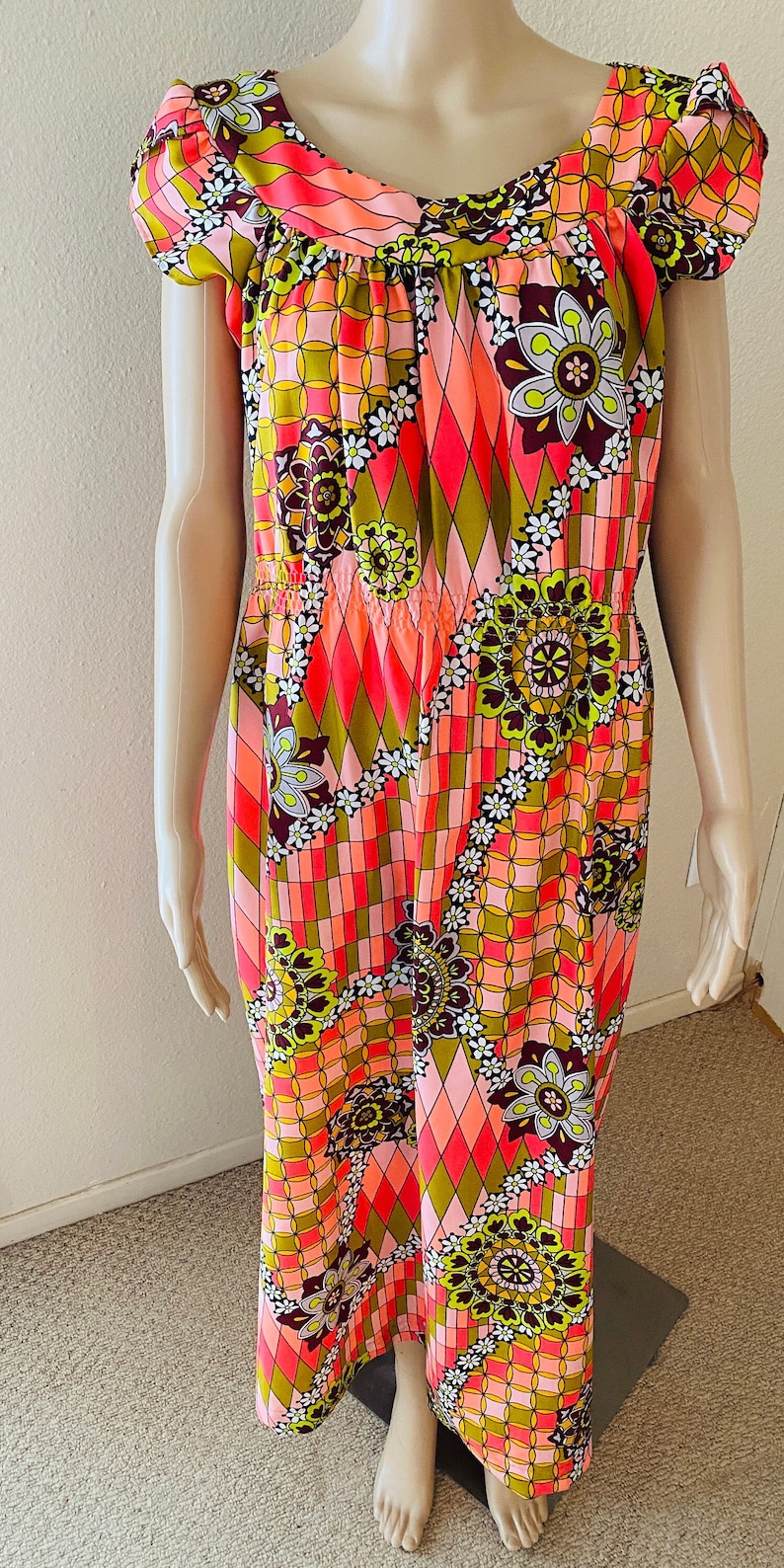 BEAUTIFUL Vintage shops 1960's Dress Made In Vancouver, Canada By 'Marjorie Hamilton' - Fantastically Lovely Print!!