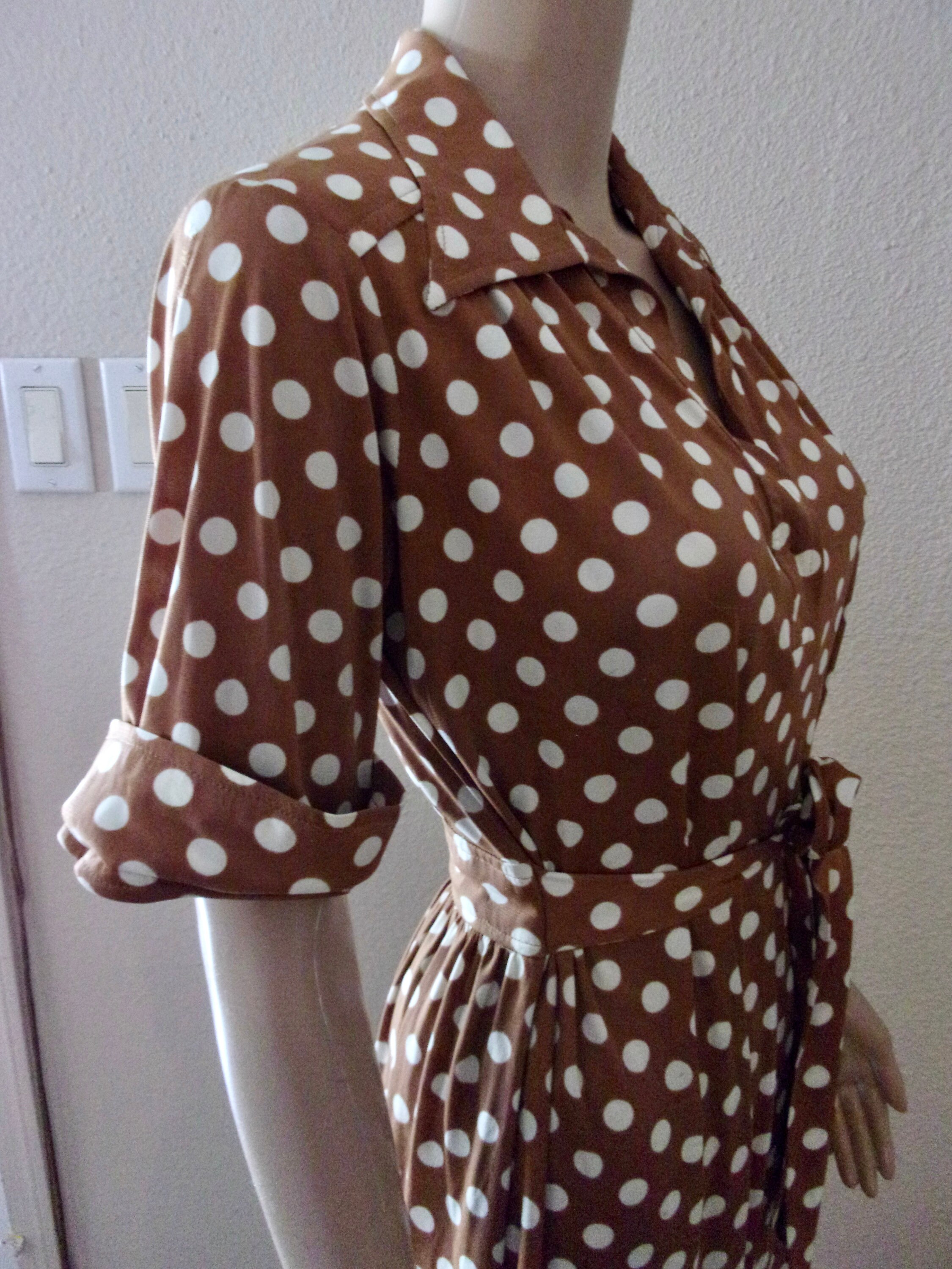 BEAUTIFUL Vintage Brown \u0026 White Polka 