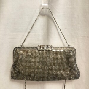 Bolso de mano vintage de malla metálica plateada para noche, bolso bandolera de noche metalizado plateado antiguo, bolso formal con asa superior para fiesta de graduación
