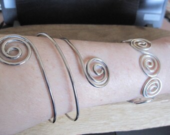 Costume Jewellery x 2 Swirl Cuff Bracelets 7-13" (3135)