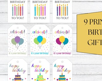 Pode incluir: Nove etiquetas de presente de aniversário imprimíveis com designs diferentes. As etiquetas apresentam velas coloridas, balões e bolos com o texto "Feliz aniversário", "Celebre!" e "É o seu aniversário!"