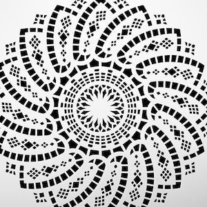 Puede incluir: Diseño de mandala en blanco y negro con intrincados patrones geométricos. El diseño presenta un círculo central rodeado de anillos concéntricos de formas repetitivas.