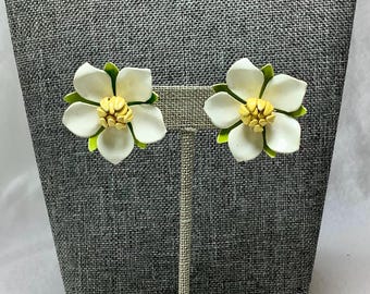 Vintage White Enamel Flower Clip On Earrings Sarah Coventry Signed Designer Jewelry Gold Tone Dogwood Jasmine Campion Floral Yellow Green
