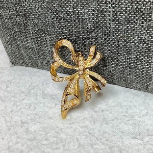 Vintage Faux Pearl Bow Ribbon Pin Brooch Signed Jewelry Abstract Gold Tone Seed Beads Lapel Fancy Elegant Festive Gift Her Wife Bridesmaid