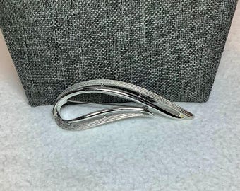 Vintage Ribbon Brooch Pin Sarah Coventry Cov Signed Designer Jewelry Silver Tone Large Abstract Leaf Artsy Swirl Retro Glamour Elegant