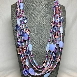 Collar vintage de cuentas de múltiples hilos de color morado, joyería de diseñador firmada por Joan Rivers, cristal opalescente en tonos oro rosa, babero, regalo para su esposa