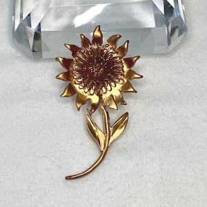 Vintage Flower Brooch Pin Jewelry Gold Tone Mesh Metal Sunflower Daisy Dimensional Floral Design Love Summer Spring Gift for Her Wife