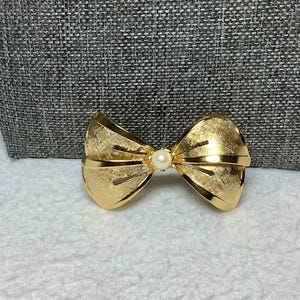 Vintage Gold Pearl Bow Ribbon Brooch Pin Designer Jewelry Brushed Gold Tone Faux Pearl Rhinestone Classic Elegant Love Gift Her Wife Bride