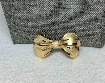 Vintage Gold Pearl Bow Ribbon Brooch Pin Designer Jewelry Brushed Gold Tone Faux Pearl Rhinestone Classic Elegant Love Gift Her Wife Bride