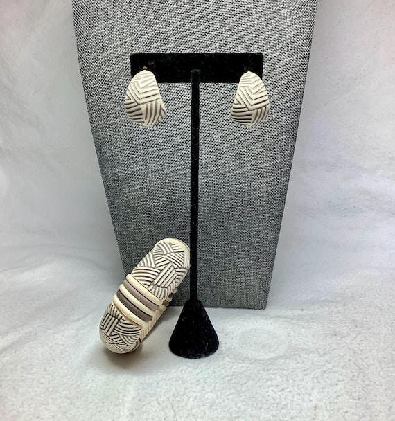 Vintage Grey Beige Molded stretch Bracelet Earring Matching Set Avon Sirocco Fashion Jewelry Molded Plastic Thick Chunky Geometric Gift Her