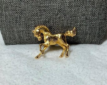 ヴィンテージのギャロッピングホースブローチ：ゴールドトーンの