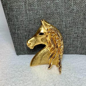 Vintage Horse Head Charm Mane Brooch Pin Designer Jewelry Gold Tone Dangle Articulate Mane Equestrian Thoroughbred Race Derby Gift Her Wife