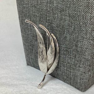 Vintage Silver Leaves Floral Spray Brooch Pin Signed Designer Jewelry Silver Tone Flower Brushed Etched Long Leaf Elegant Gift for Her Wife