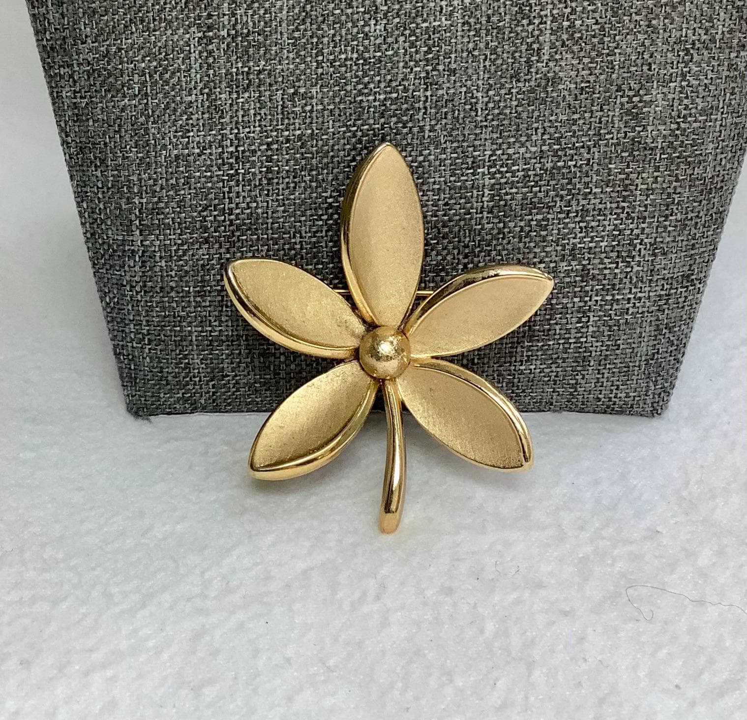 TRIFARI ヴィンテージ　ブロッチ Crown Trifari Signed Vintage Larger Textured Gold Tone