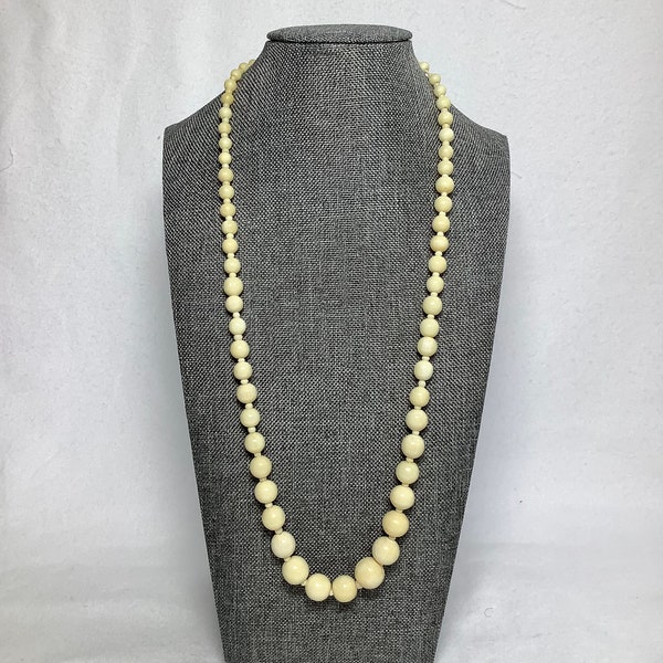 Vintage Français collier de perles de couleur ivoire bijoux crème blanc cassé beige celluloïd bakélite fausse perle graduée boule romantique amour cadeau elle