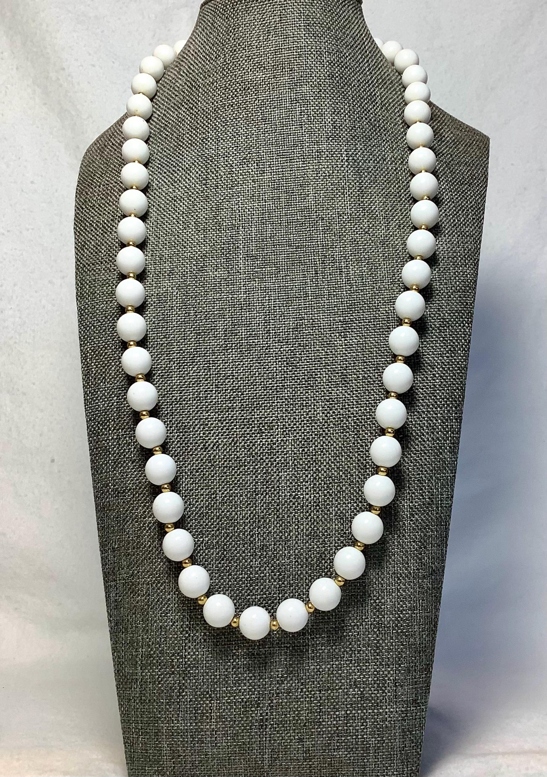 Collier Vintage Doré Avec Perles Plastique Blanc - Longueur 130 Cm - État Quasi Neuf