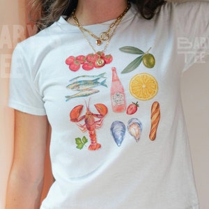 Camiseta de bebé con estampado de peces de hojalata, camiseta de bebé coqueta, camiseta de bebé estilo álbum de recortes, top corto ajustado, camiseta de bebé de verano italiana con temática de mariscos, estética de abuela costera