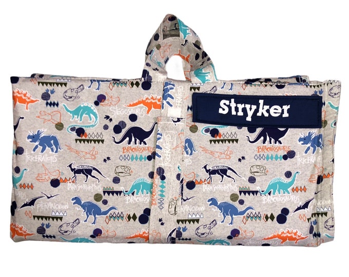 Dino Gray Adventures: Kindermat Cover for Daycare Nap Time – Transform Rest into Prehistoric Fun with Playful Style and Cozy Comfort