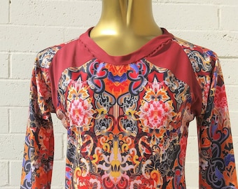 Maglia da bagno Shanghai Rash Guard - Maglia a maniche lunghe con scollo rotondo raglan - Stampa caleidoscopio esotica con contrasto rosso mattone