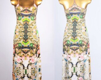 Vestido curto de algodão orgânico Charmed com decote nadador e estampa de joias.
