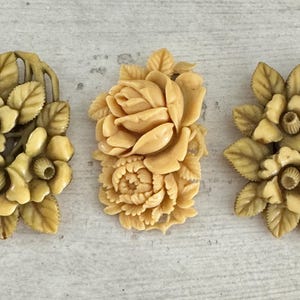 Vintage Art Deco Carved Yellow Flower Celluloid Dress Clips Pair Hair Clip Vintage Art Deco Carved Yellow Flower Plastic Celluloid  main image 2