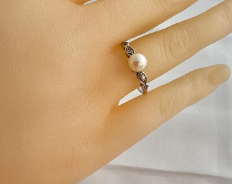 Platinum Luster Pearl 4 Diamonds Old European Cut 10% Uranium Art Deco era Estate Ring Size 7.75 Beautiful Hallmark 3.3 Grams