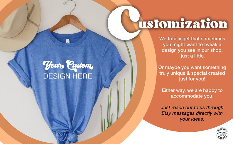 Pu&ograve; includere: Una maglietta blu con il testo "Your Custom DESIGN HERE" su di essa. La maglietta &egrave; appesa a un appendiabiti di legno. Lo sfondo &egrave; color pesca con la parola "Customization" in bianco.